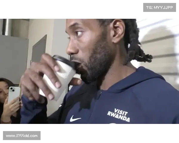 伦纳德采访妙语连珠笑称杯中是轩尼诗幽默回应引全场欢笑